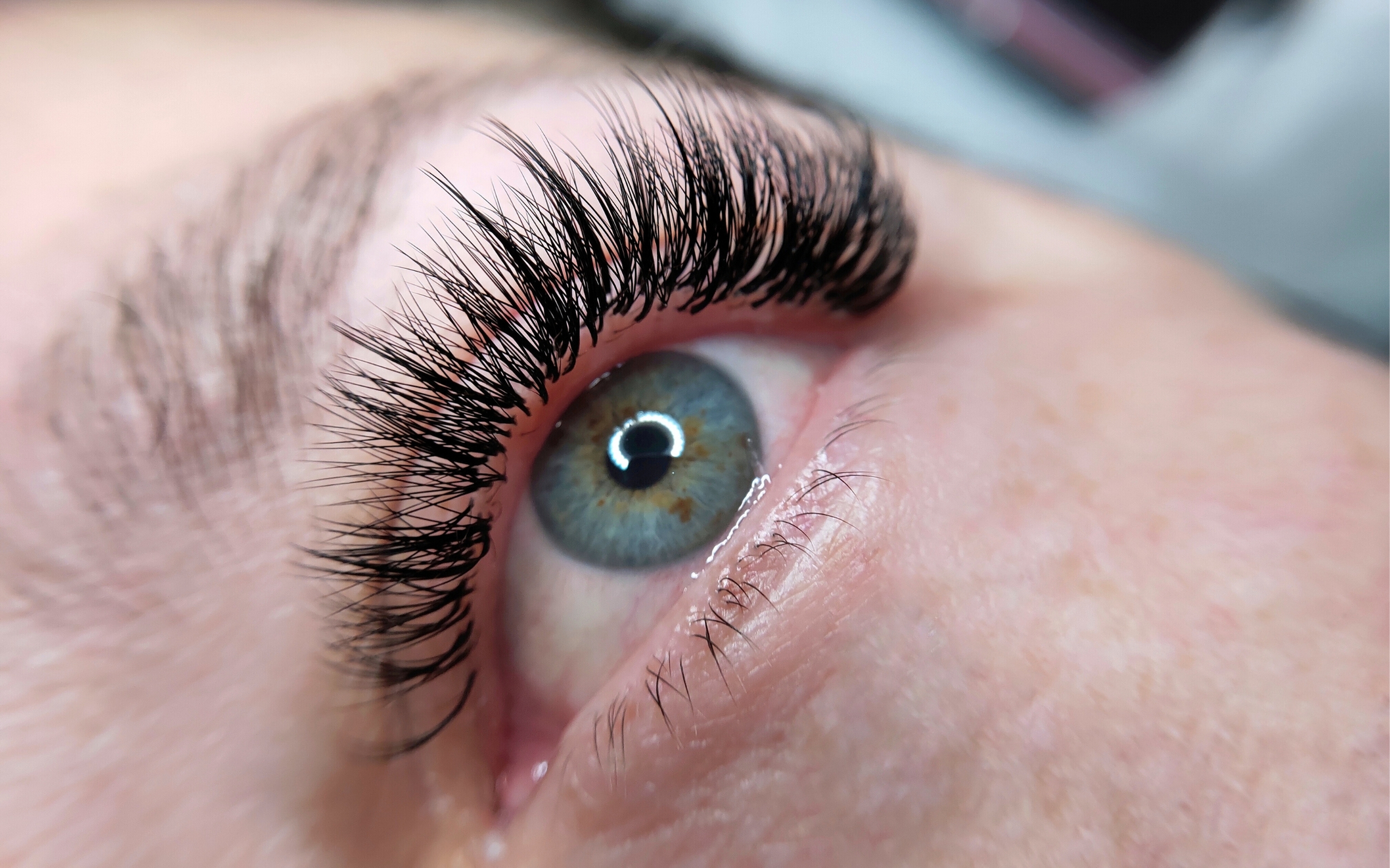 İzmir Alsancak’ta İpek Kirpik Uygulaması